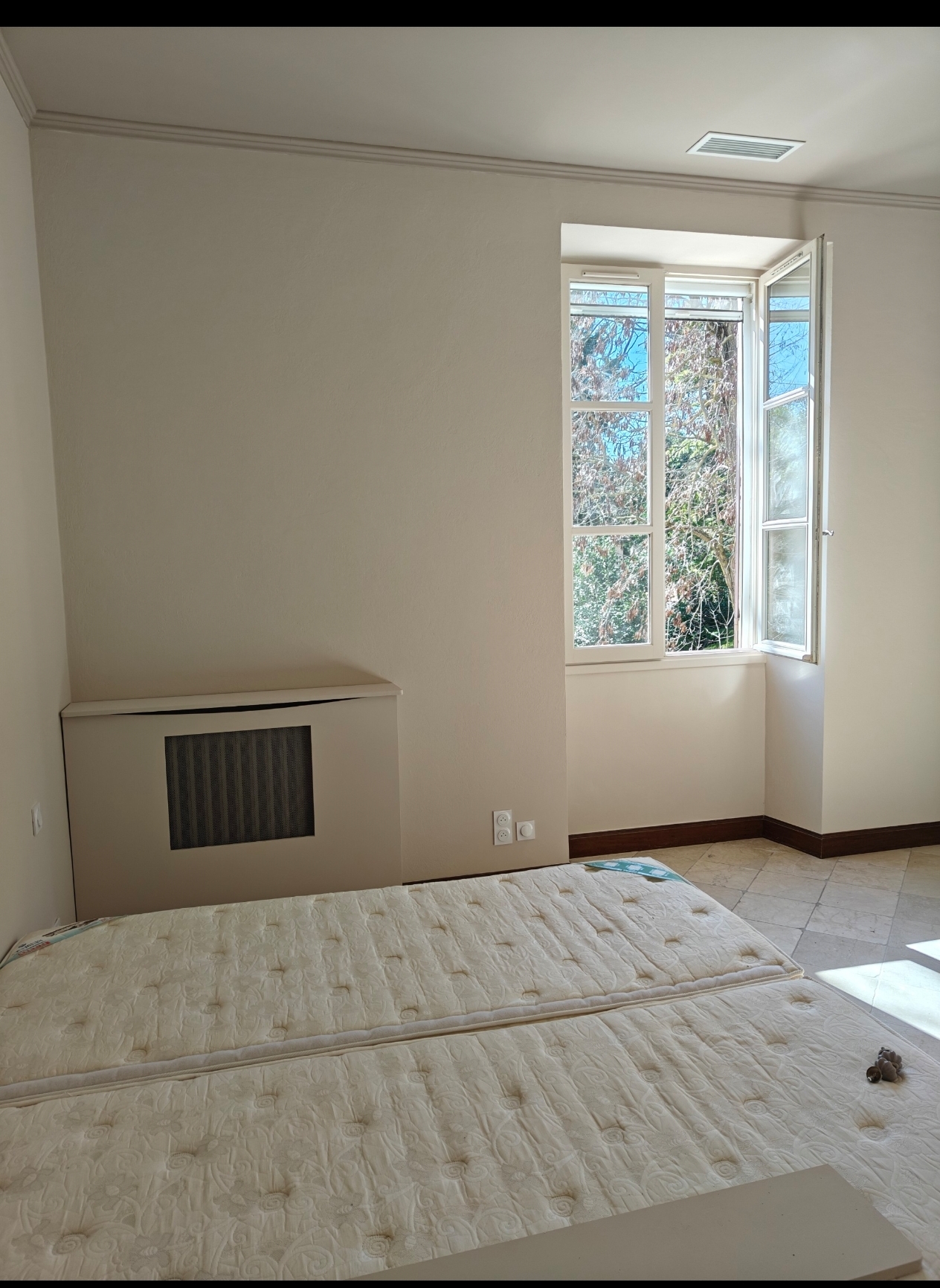 Pièce rénovée après travaux - vue 1